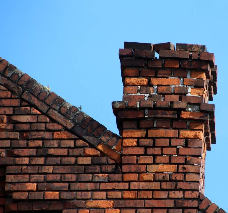 Blog Article - Damaged chimney on an Framingham home showing cracks and missing mortar